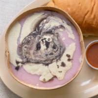Shuco · Se sirve con pan frances. An extra rich purple corn drink and served with bread.