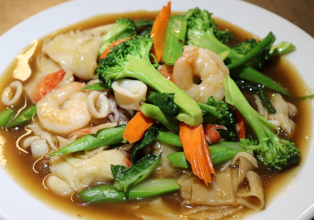 Pad Lad Na · Wide rice noodles, Chinese broccoli (seasonal) in a gravy sauce and broccoli.