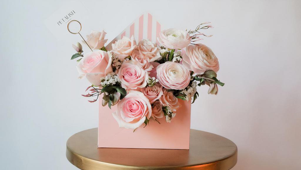 Bloom Envelope (Designer'S Choice) · Flowers gracefully placed in an envelope box. A bloom-tiful way of delivering your message of love, gratitude and well-wishes. 

Featuring flowers, fillers & foliage of Designer's choice.

Envelope dimension : 7.75
