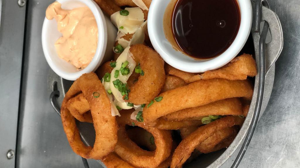Kettle Of Rings · Signature dish, vegetarian. Sweet yellow onions, beer-battered and fried, garnished with green onions and Parmesan, served with chipotle mayo and a sweet and tangy dipping sauce.