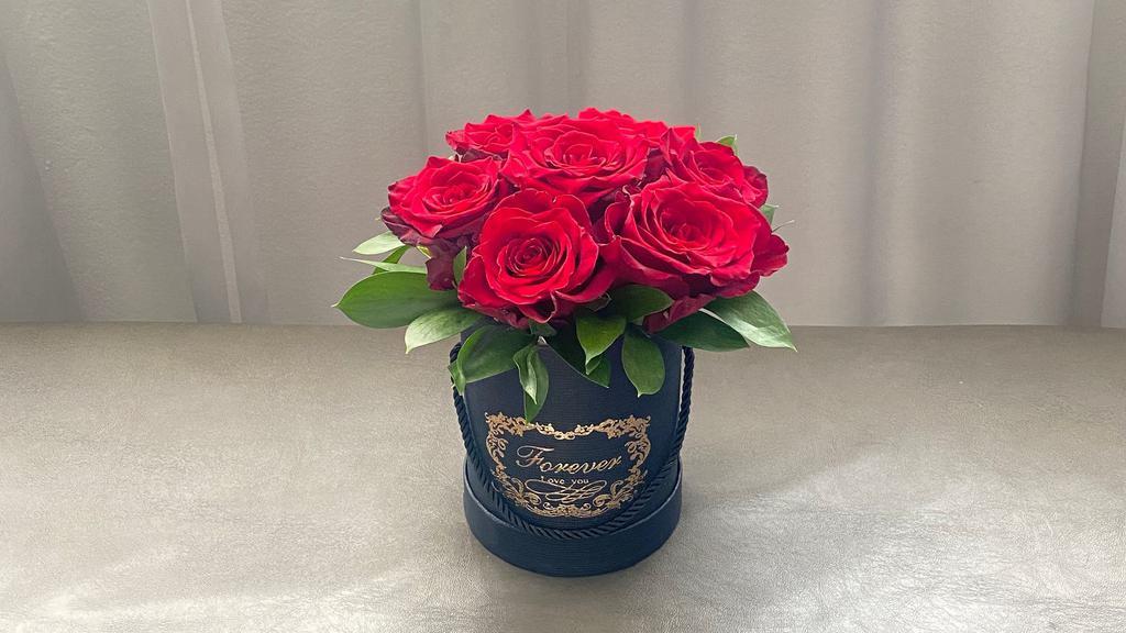 Mini Box · European style round box with beautiful roses or mini roses.