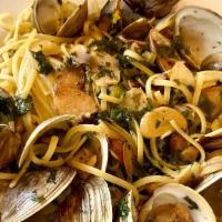 Linguini & Clams · Linguini noodles tossed with fresh clams in garlic white wine sauce.