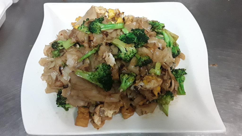 Pad See Ew Veg. · Pan Stir fried wide rice noodles with egg, tofu and broccoli