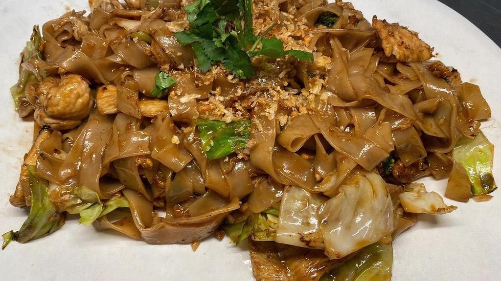 Sweet Soy Se-Ew · Flat Rice Noodle, Broccoli, Cabbage,  Egg, Sweet Soy Bean Sauce