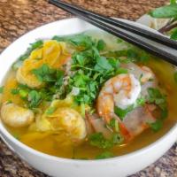 Mi Hoanh Thanh - Wonton Soup With Egg Noodles · Wonton Egg Noodle Soup with Scallions, Bean Sprouts and Fresh Herbs