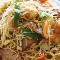 Singapore Rice Noodle · Includes Shrimp, BBQ Pork, Chicken, and Veggies in Curry.