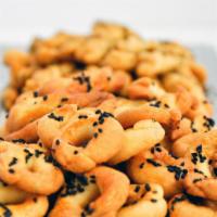 Cream Cheese Cookie · 1 Box - 45 pcs
Creamy, cheesy & sweet little bites with black cumin seed, may blow your mind...