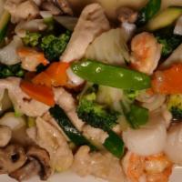 Happy Family / 全家福 · Fresh shrimp, crabmeat, scallops, chicken, and beef blended with broccoli, baby corn, fresh ...