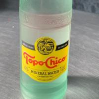 Topo Chico Sparkling Mineral Water · Effervescent naturally carbonated mineral water.  
355 ml
