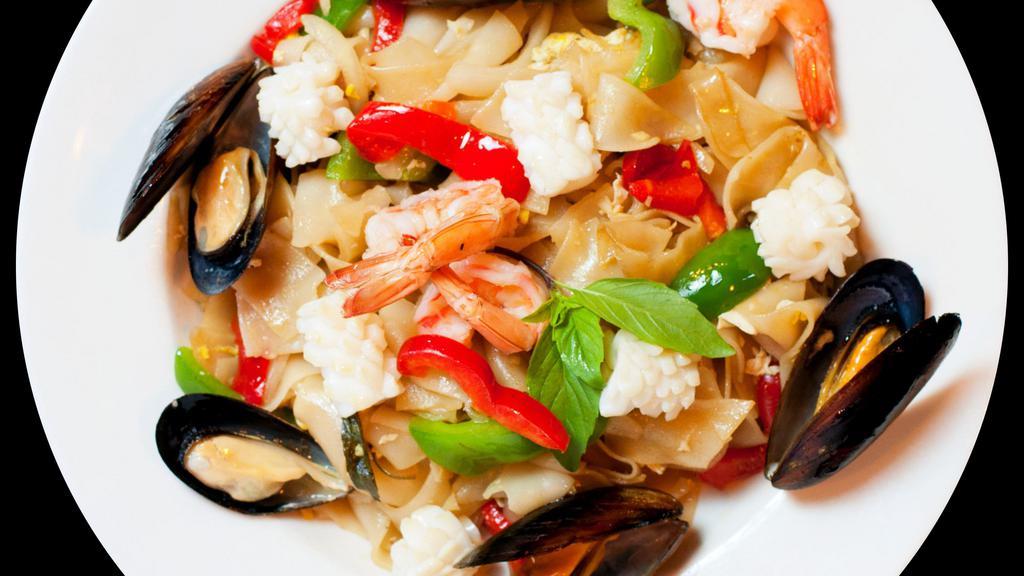 Drunken Noodle · Stir-fried flat rice noodles with garlic, egg, fresh chili, onion, bell pepper and basil