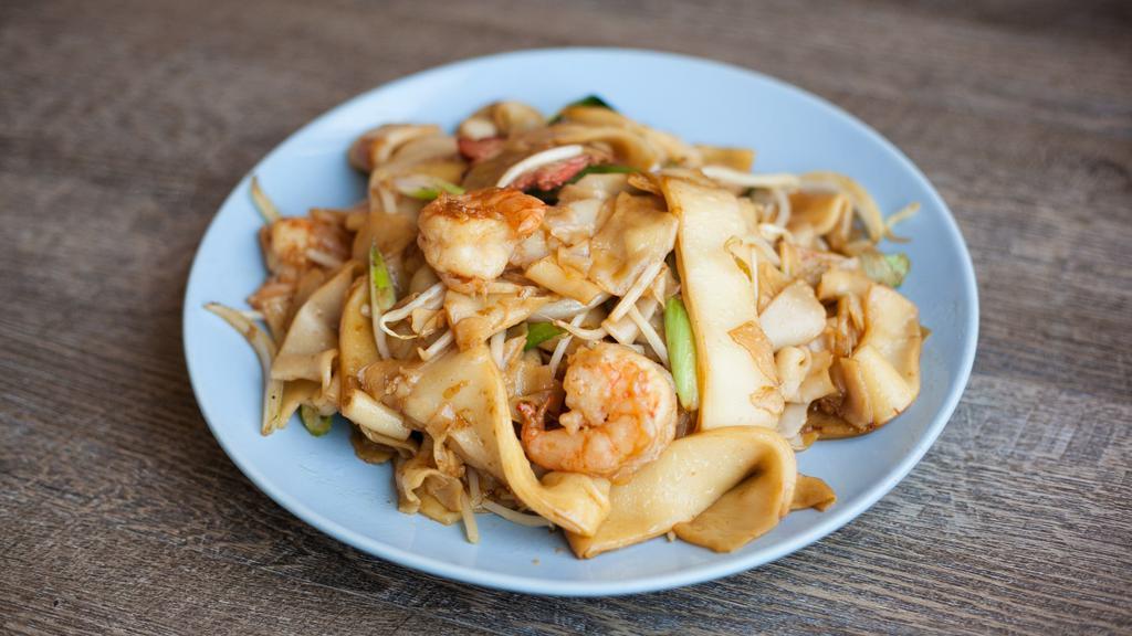 House Special Chow Fun · Shrimp, Pork, chicken, Green and yellow onion, cabbage, bean sprout