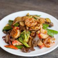Happy Family · Shrimp, BBQ pork, scallops, beef, chicken, crab meat and vegetable sauteed with brown sauce.
