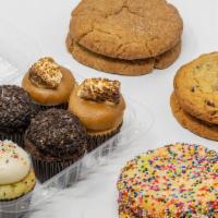 Cupcakes & Cookies Assortment · Our cupcakes & cookies is a great assortment that comes with 6 minis and 6 cookies! This pac...
