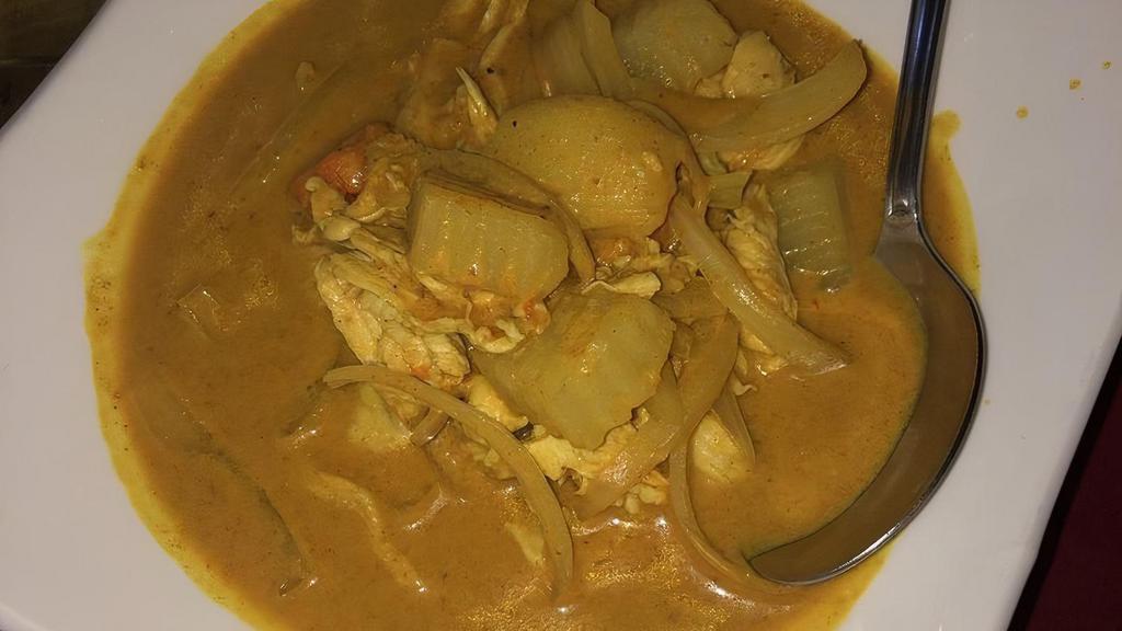 Yellow Curry · Mild curry paste with coconut milk, potatoes, carrots and onions.