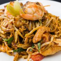 Mamak Mee Goreng · Must try! Yellow egg noodle, chicken, shrimp, egg, tomato, tofu, beansprouts, & chives stir ...
