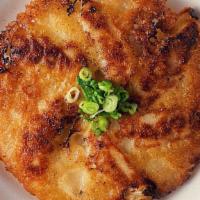 *Hanetsuki Gyoza · Pork and vegetable dumplings (6pc), pan fried.