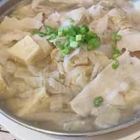 酸白菜白肉鍋 · Pork Belly and Preserved Napa Cabbage Soup .