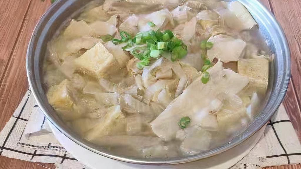 酸白菜白肉鍋 · Pork Belly and Preserved Napa Cabbage Soup .