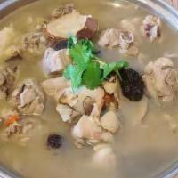 燒酒雞鍋 (半酒) · Chicken in Chinese Wine and Herbs soup (half strength)