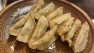  Gyoza · 6 pcs deep fried dumplings (filled with pork and vegetables).