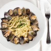 Linguine Alle Vongole · Fresh clams sautéed in white wine, garlic and onion, tossed with linguine.