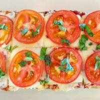 Margherita Pizza Flatbread · Marinara, Mozzarella, Sliced Tomatoes, Minced Garlic, Fresh Basil.
