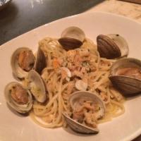 Linguini & Clams · Little Neck Clams, Garlic, White Wine, Parsley