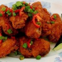 Chicken Wing With Spicy Salt 椒盐辣鸡翼 · Deep fried chicken wings, stir-fried with salt, pepper, and green onions.