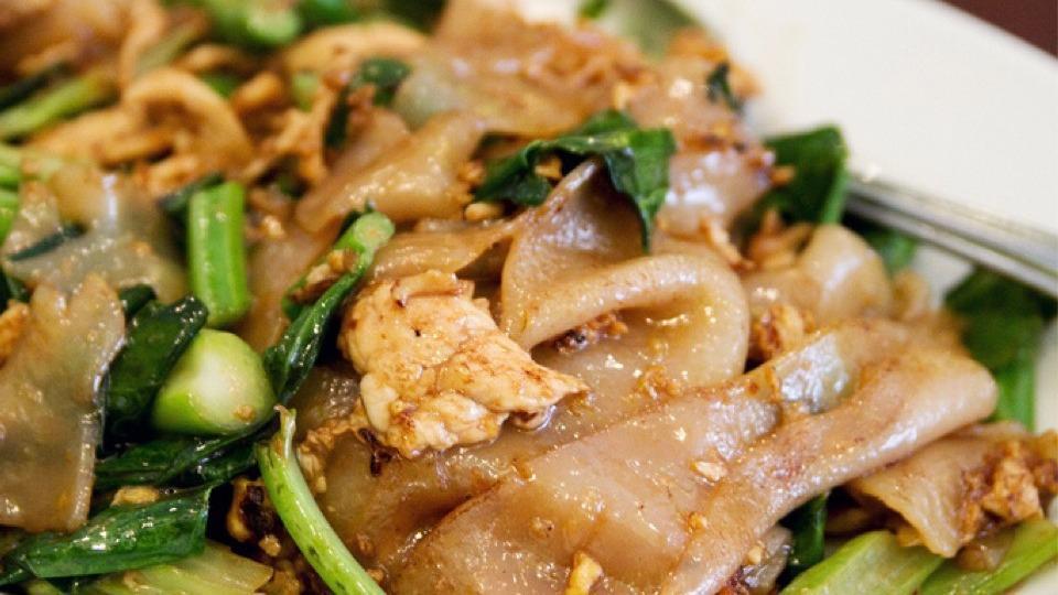 Sp02. Pad Se Ewe · Choice of protein or vegetable with wide rice noodles, stir fried with egg, broccoli and sweet soy sauce.