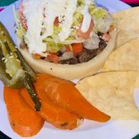 Regular Sope · Carne, frijoles, lechuga, tomate, cebolla, cilantro, salsa, crema y queso. / Meat, beans, le...