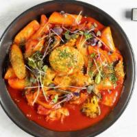 Ddukbokee · Spicy and chewy rice cake simmered with vegetables,
fish cakes and a boiled egg.