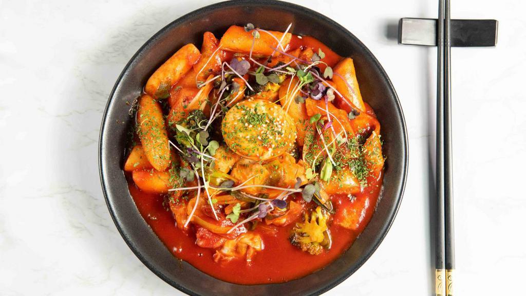 Ddukbokee · Spicy and chewy rice cake simmered with vegetables,
fish cakes and a boiled egg.