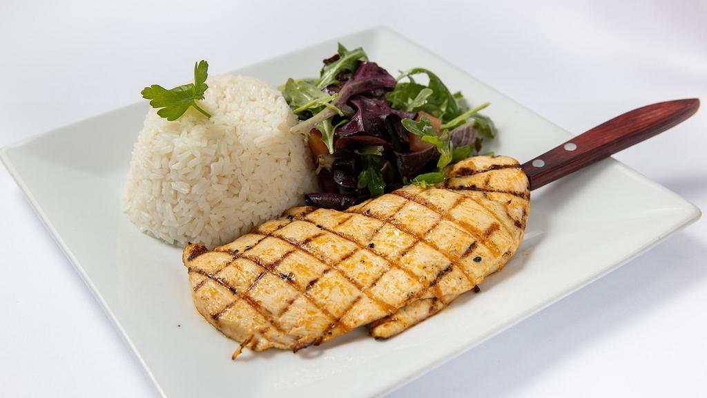 Pollo Aljibe · Made with citris chicken breast, mix green, tomato and citrus dressing.