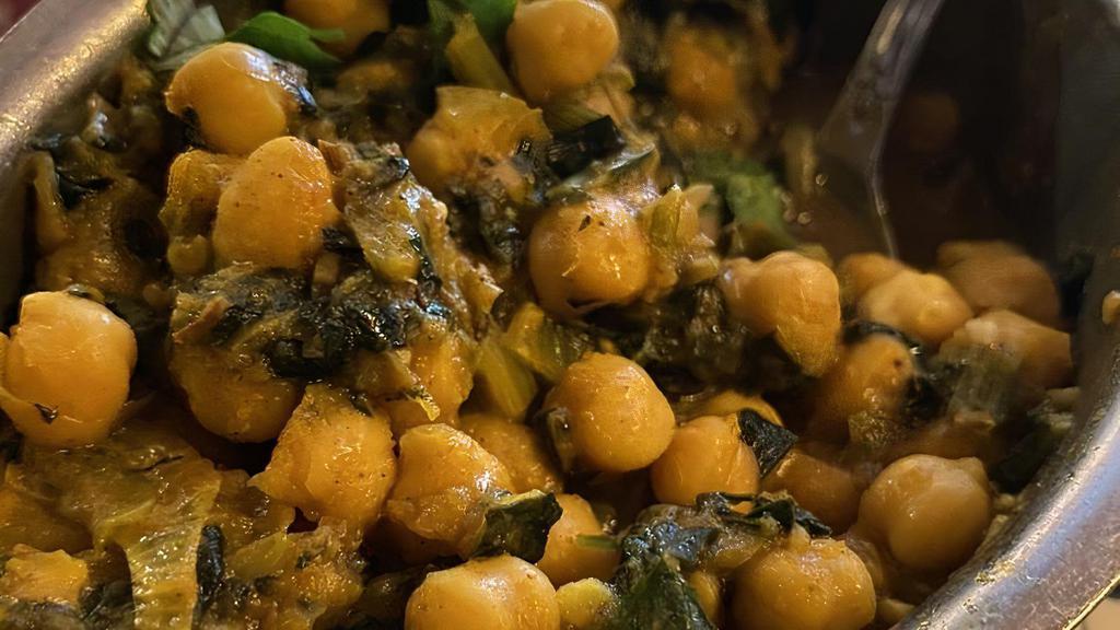 Chana Masala · Made with onion, garlic, fresh cilantro, a blend of spices, mix with chickpeas, and tomatoes