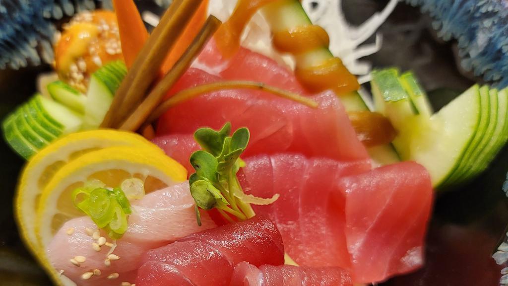 Tekka Don · 15 pcs Tuna Sashimi on Top of Sushi Rice.