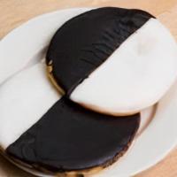 Large Black & White Cookies (Serves 12) · PACKAGE DETAILS
- This package serves 12 people and includes 12 Large Black & White Cookies
