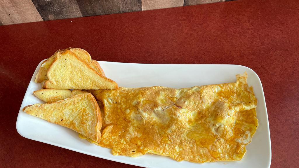 American Omelette · Eggs,  bacon, ham, cheese, honey and toasted bread.