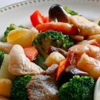 C 12. Happy Family · Crabmeat, scallop, shrimp, chicken, beef, roast pork w. fresh vegetable in chef's special sa...