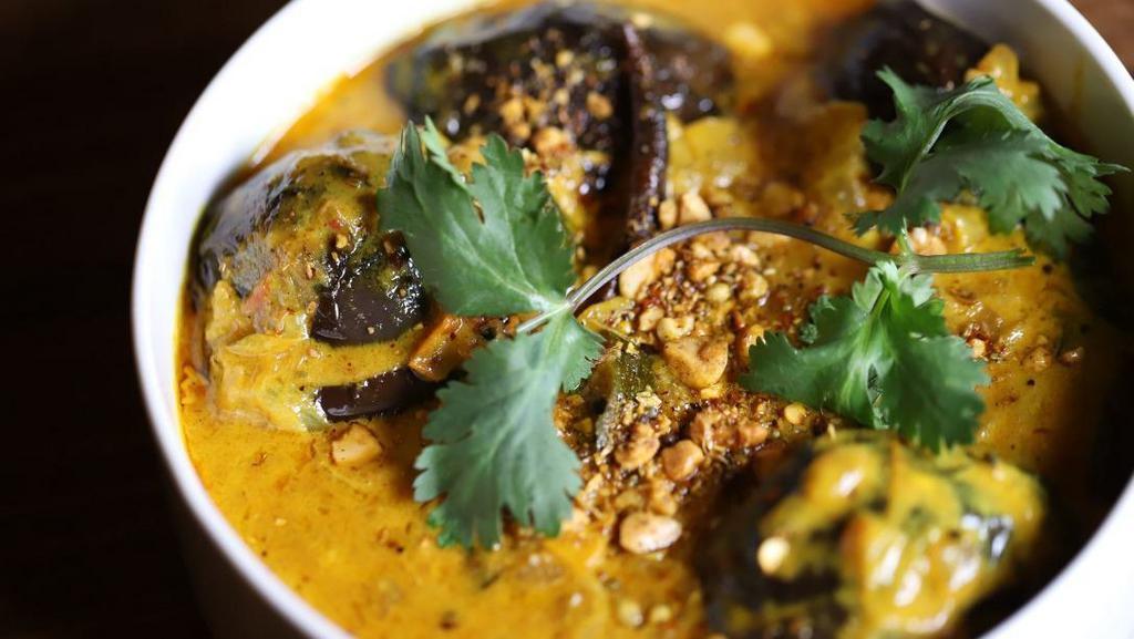 Baghare Baingan · Fried eggplants in a masala curry with coconut, sesame seeds and tamarind