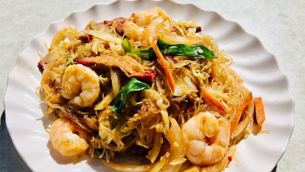 Singapore Rice Noodle · Rice vermicelli noodles, egg, green, white onion, BBQ pork, shrimp, curry powder used in stir-fry, and seasoning.