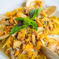 Linguine With Fresh Clam Sauce · 