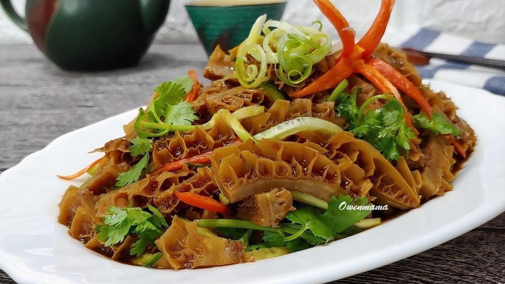 Spicy Beef Tripe麻辣牛肚 · Spicy.

Sliced beef tripe with Sichuan sauce, This item is mild spicy
Contain sesame oil.
含芝麻油。