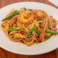 Tallarin Saltado Especial · Spaghetti with sautéed chicken, beef and shrimp.