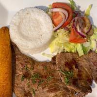 Carne Asada / Grilled Meat · Con arroz, maduro frito, frijoles y ensalada. / With rice, fried sweet plantain, and salad.
