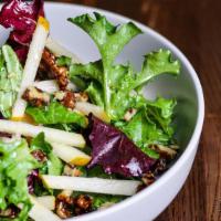 Pere & Noci · spring mix, fresh pear, walnuts, lemon and extra virgin olive oil (vegan)