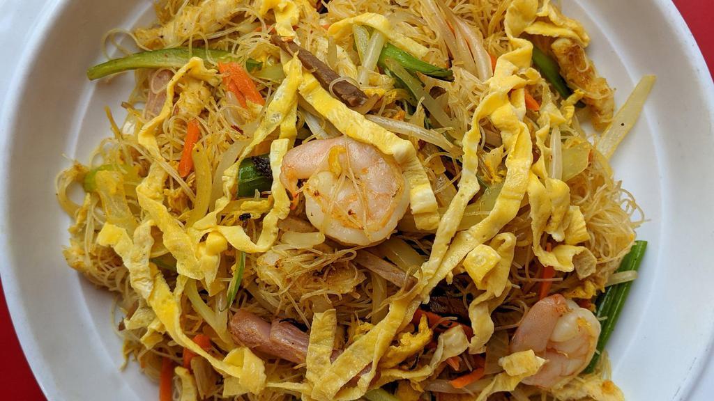Singapore Rice Noodles 星州炒米粉 · Shrimp, ham, roast pork, egg, onion, bean sprouts, scallion and vermicelli rice noodles sautéed with curry powder