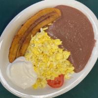 2- Desayuno Salvadoreño / 2- Salvadorian Breakfast · Huevos revueltos con chorizo, cebolla y tomate, acompañado de frijoles fritos, plátano, crem...