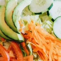 Ensalada Mixta · Mixed salad with avocado and salad dressing.