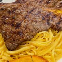 Tallarin A La Huancaina Con Bistec · Spaghetti in creamy cheese sauce with steak.