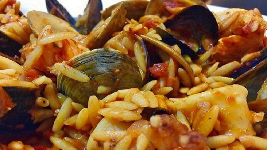 Thalasina Yuvetsi · Clams, mussels, shrimp and kalamari, garlic, white wine and tomato orzo pasta.